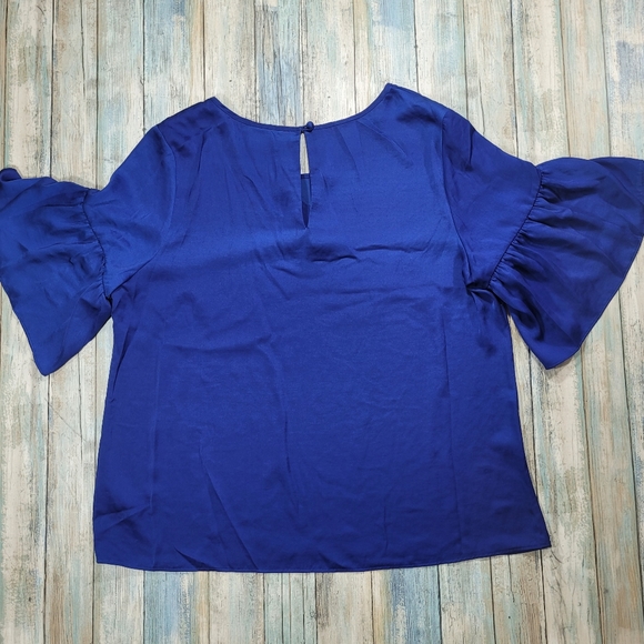 Cabi Flutter sleeves Top. - Picture 2 of 8
